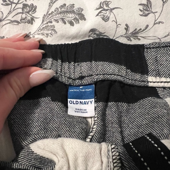 Old navy plaid pajama pants - Picture 2 of 2